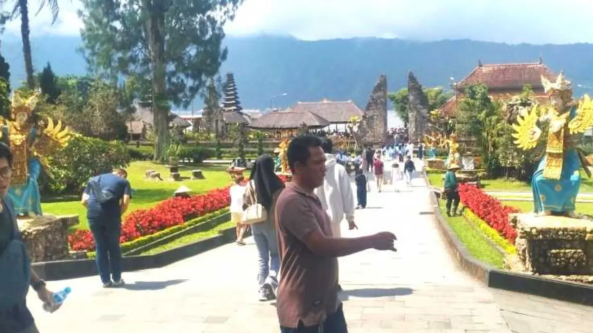 NAIK TIKET MASUKNYA : Objek wisata Ulun Danu Beratan, Bedugul, Kecamatan Baturiti, Tabanan. (juliadi/radar bali)
