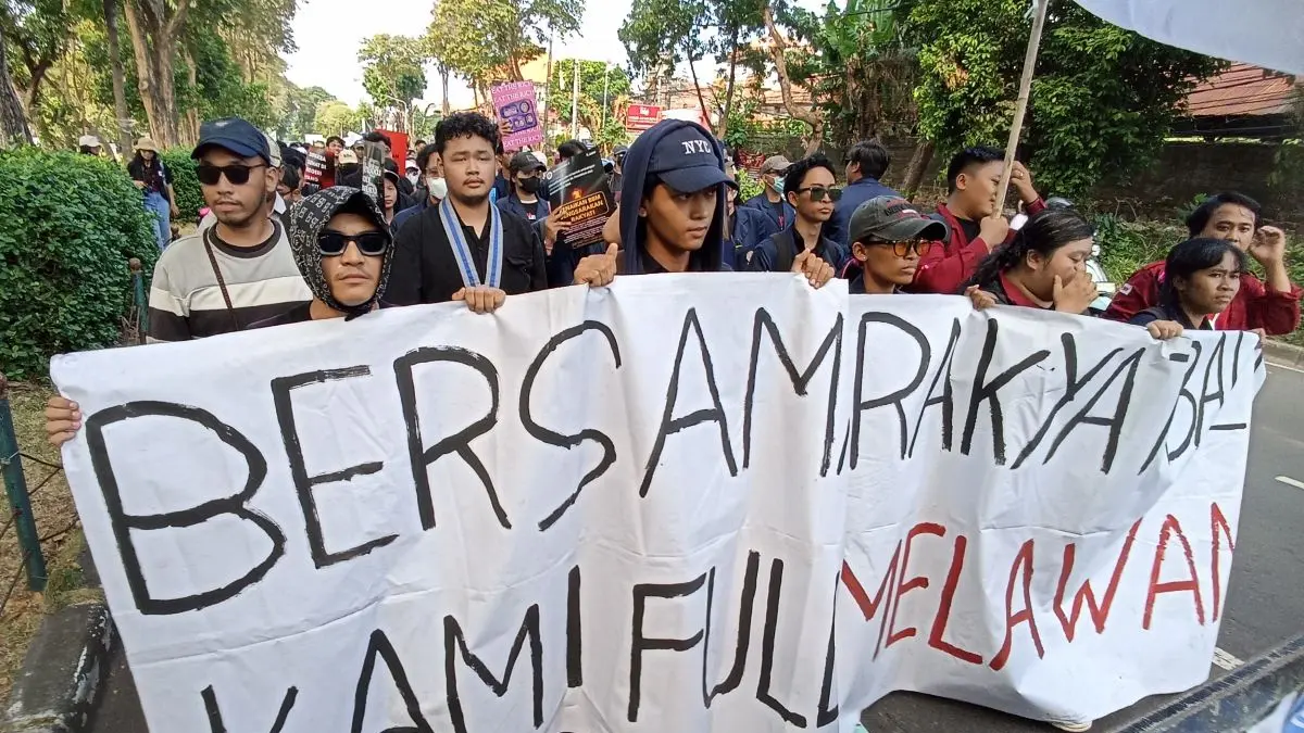 UJI NYALI: Anasir yang tergabung dalam Aliansi Bali Bergerak saat menggelar aksi di DPRD Bali dengan sejumlah tuntutan menyikapi kondisi terkini, Senin 22 Juni 2026. (ADRIAN SUWANTO/radarbali.id)