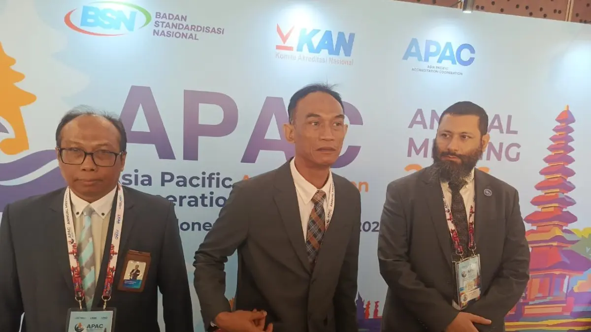 bahas akreditasi: Kepala BSN sekaligus Ketua KAN, Bapak Donny Purnomo (tengah), Deputi Bidang Akreditasi BSN sekaligus Sekretaris KAN, Bapak Wahyu Purbowasito (kiri), Chair of Global Accreditation Cooperation Incorporated, Mr. Brahim Houla (kanan). (I WAYAN WIDYANTARA/radarbali.id)