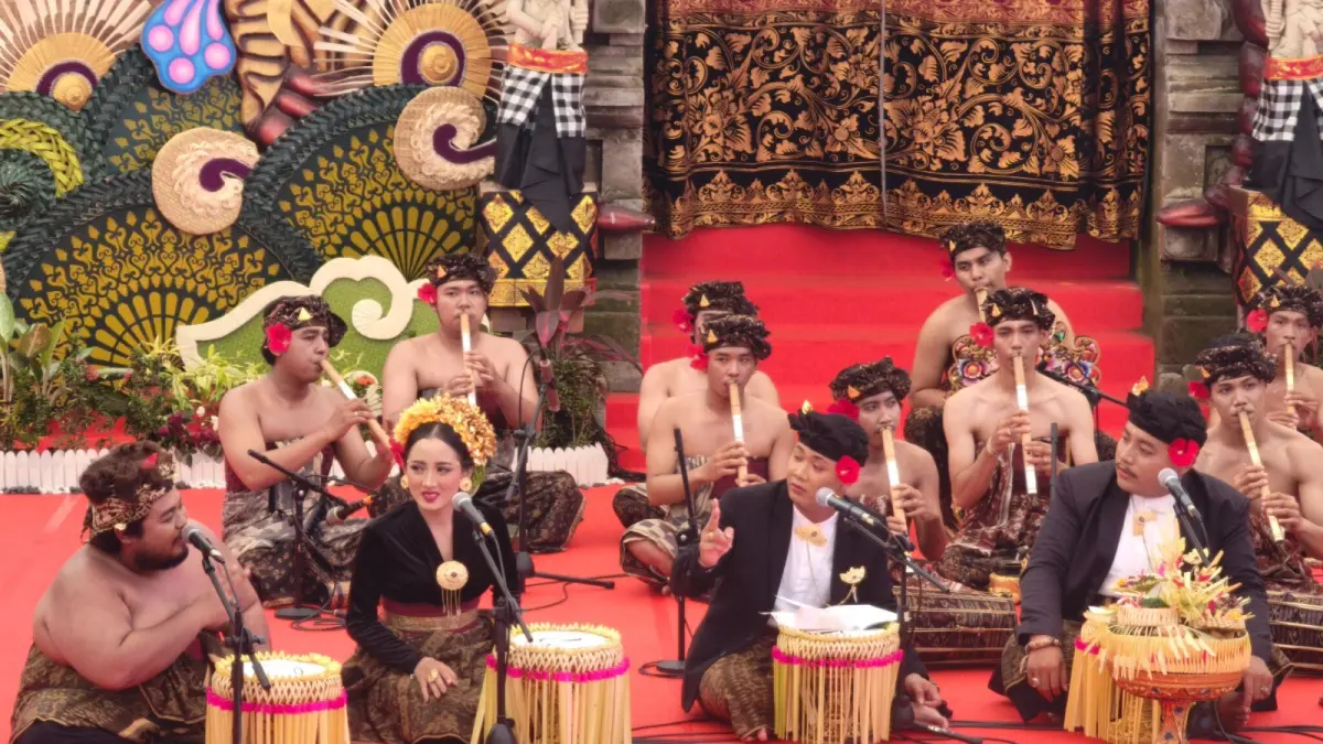 CARA SENIMAN CEGAH BUNUH DIRI: Sekaa Taman Penasar Gambelan Sundaram dari Desa Ubung Kaja membawa cerita Ulah Aluh Selasa (23/6/2026). (Sumber untuk radarbali.id)
