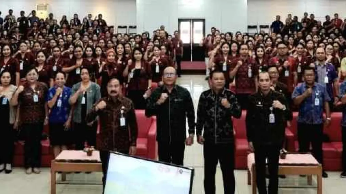 GEMBIRA : Ribuan PPPK saat menjalani perpanjangan hubungan perjanjian kerja yang berlangsung di Mall Pelayanan Publik, Pemkab Karangasem. (zulfika Rahman)