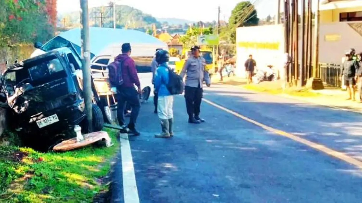 KECELAKAAN MAUT : Kondisi seusai tabrakan di Jalan Raya Singaraja-Denpasar, Banjar Dinas Buyan, Desa Pancasari, Kecamatan Sukasada, Kabupaten Buleleng. (Foto: Polres Buleleng untuk Radar Bali)&nbsp;

&nbsp;