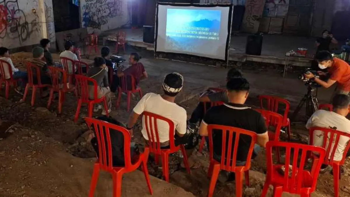 KEMBALI KE MASA LALU : Suasana nonton bareng menggunakan layar tancap yang digelar oleh antar komunitas seni Tabanan di eks gedung bioskop Tabanan Theatre untuk mengingat nostalgia tahun 1990-an.&nbsp;(juliadi)