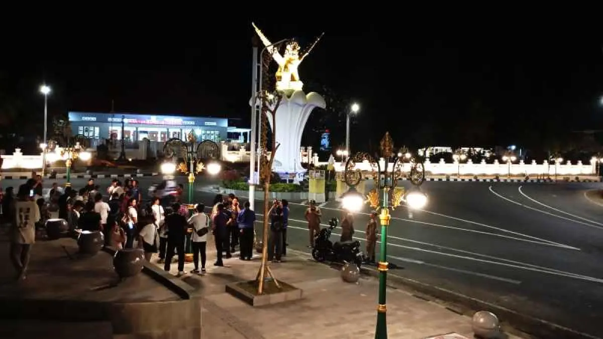 LAMPU CANTIK : Suasana malam di kawasan Titik Nol Kota Singaraja. (francelino junior)