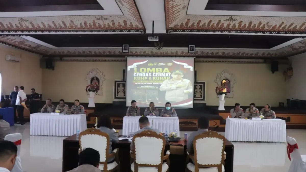 TES KEMAMPUAN: Kapolresta Denpasar Kombes Pol Leonardo D. Simatupang membuka Lomba Cerdas Cermat KUHP dan KUHAP dalam rangka Hari Bhayangkara ke-80 di Gedung Pesat Gatra Polresta Denpasar, Senin (22/6/2026). (ADRIAN SUWANTO/radarbali.id)