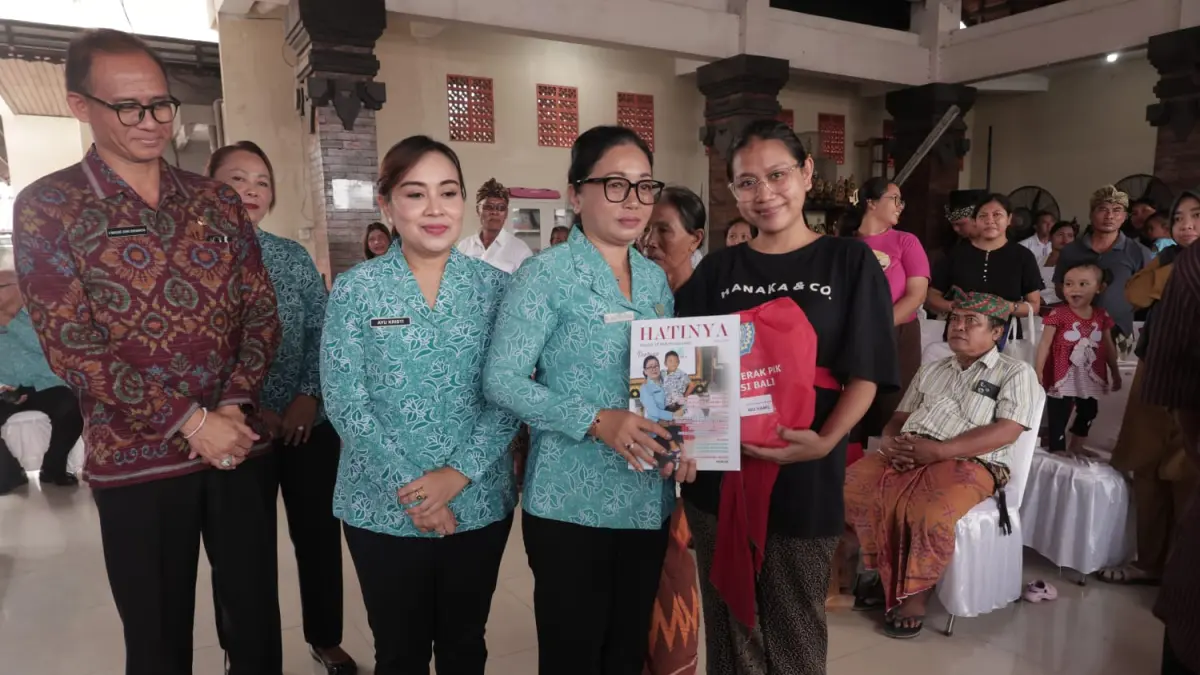 Ketua TP PKK Kota Denpasar, Ny. Sagung Antari Jaya Negara didampingi Sekretaris I TP PKK Kota Denpasar, Ny. Ayu Kristi Arya Wibawa menyerahkan paket bantuan dalam Aksi Sosial Bergerak dan Berbagi TP PKK Provinsi Bali, Rabu (24/6).&nbsp;