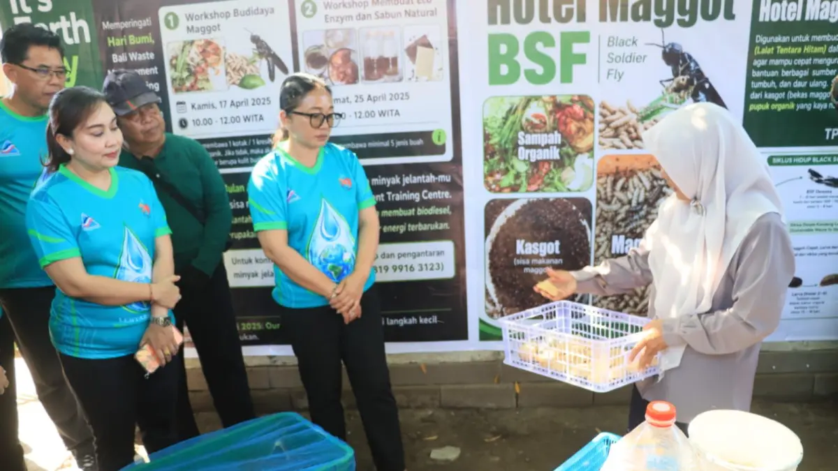 Bantuan rehabilitasi Rumah Maggot diserahkan Dirut Perumda Air Minum Tirta Sewakadarma, I Putu Yasa bersama Ketua TP PKK Kota Denpasar, Ny. Sagung Antari Jaya Negara, kepada Ketua Komunitas Aksi Masyarakat Peduli Lingkungan Desa Pemogan, Ana Rohanah Salamah, Selasa (23/6) di Rumah Maggot Komunitas Aksi Masyarakat Peduli Lingkungan Desa Pemogan, Denpasar Selatan.