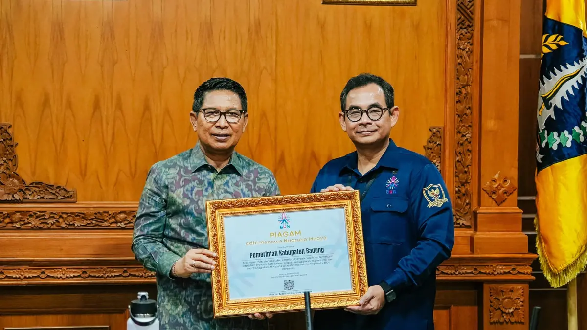 Bupati Adi Arnawa disaat menerima penghargaan dari Kepala Kantor Regional X BKN Satya Pratama di Ruang Nayaka Gosana I, Pusat Pemerintahan (Puspem) Badung, Selasa (23/6).