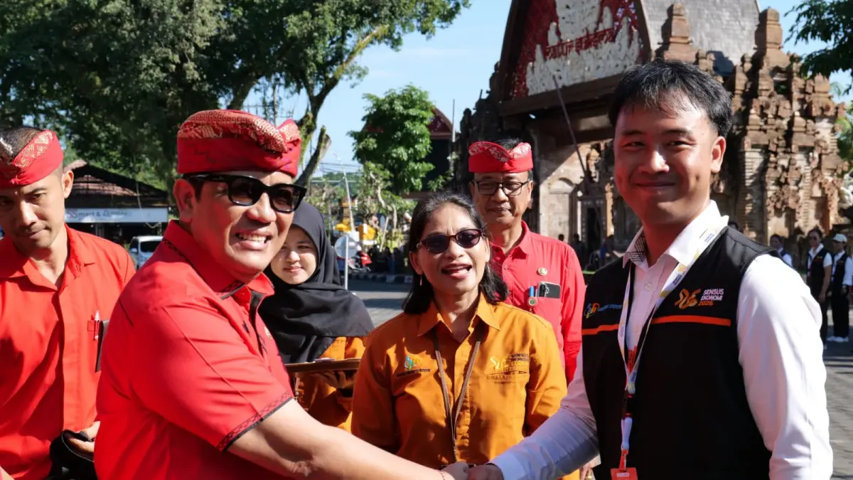 Bupati Tabanan, Dr. I Komang Gede Sanjaya, S.E., M.M., melepas petugas SE 2026 dalam Apel Penguatan Komitmen Bersama Menyukseskan Sensus Ekonomi 2026 Kabupaten Tabanan yang dilaksanakan di Halaman Depan Kantor Bupati Tabanan, Selasa (23/6).