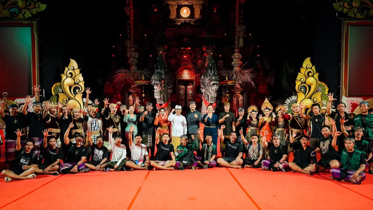 Bupati Wayan Adi Arnawa dan Wabup Bagus Alit Sucipta menyaksikan penampilan Duta Kabupaten Badung dalam Lomba Baleganjur Remaja di Panggung Terbuka Ardha Candra, Art Center, Denpasar, Kamis (18/6).