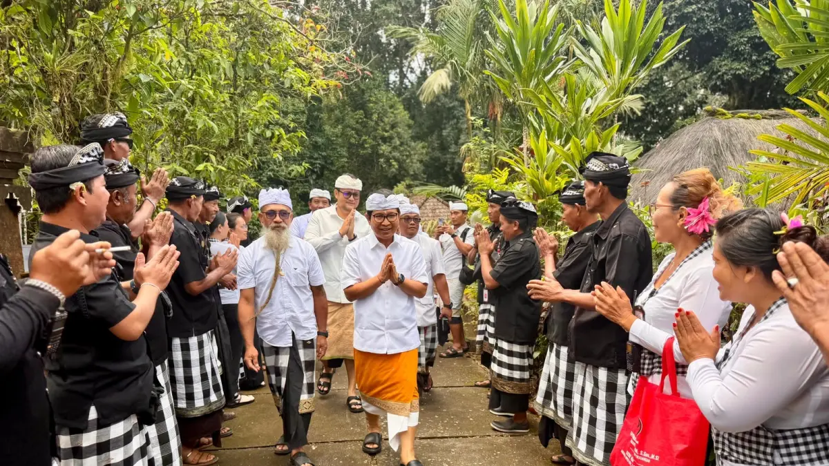 Bupati Wayan Adi Arnawa didampingi Wabup Bagus Alit Sucipta saat bhakti penganyaran di Pura Luhur Batukau, Desa Wongaya Gede Kecamatan Penebel, Tabanan, Sabtu (20/6).
