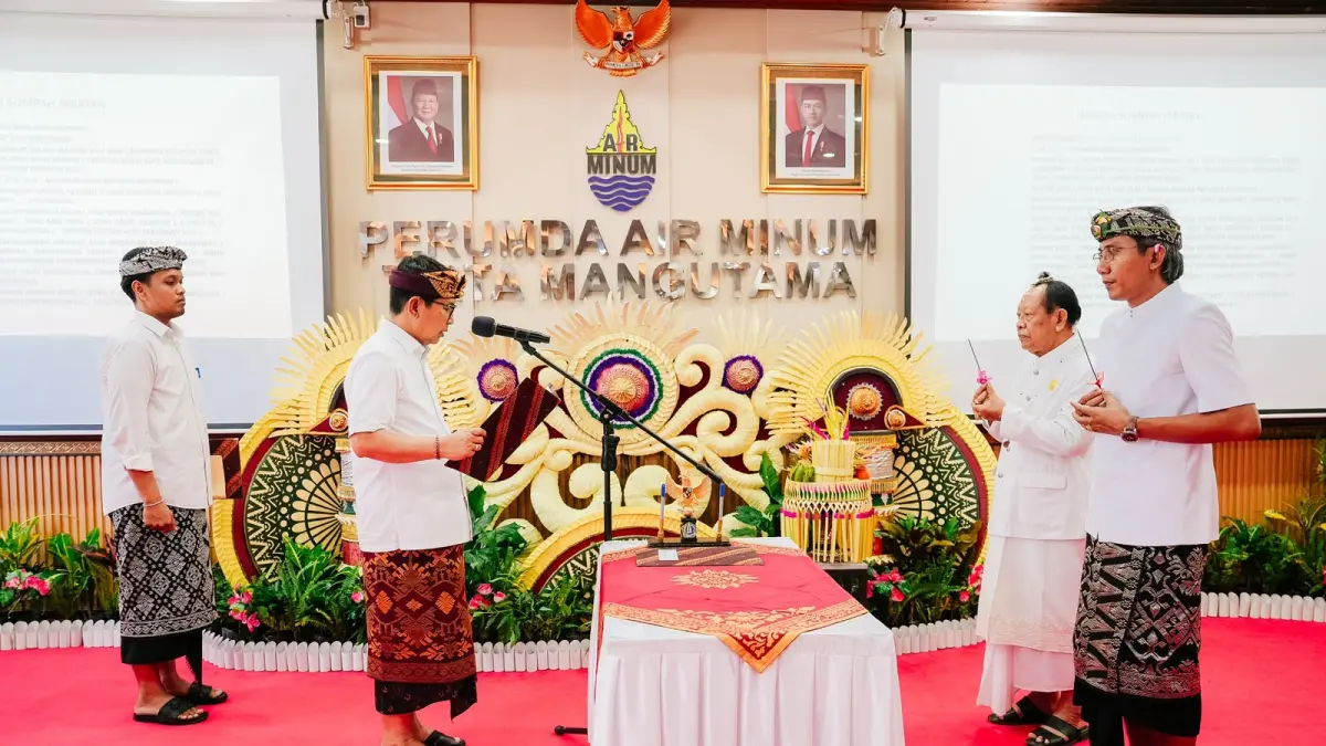 Bupati Wayan Adi Arnawa mengambil sumpah jabatan dan melantik I Made Putra Wijaya sebagai Direktur Umum Perumda Air Minum Tirta Mangutama masa bakti 2026-2031 di Kantor Perumda Air Minum Tirta Mangutama, Kabupaten Badung, Rabu (24/6).