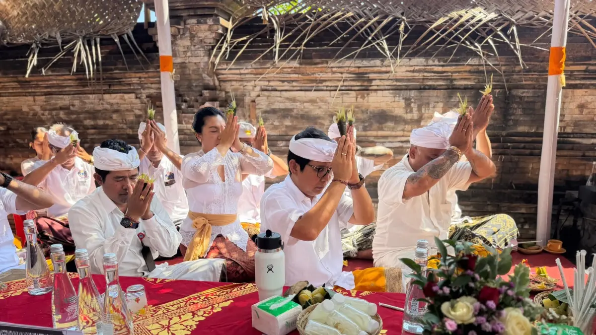Bupati Wayan Adi Arnawa saat menghadiri Karya Mamungkah, Ngenteg Linggih di Pura Dalem Petanian Dukuh Kelan, Desa Adat Kelan, Kelurahan Tuban, Kecamatan Kuta, Senin (22/6).