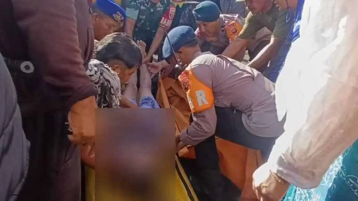 DIEVAKUASI PETUGAS :&nbsp;Korban Ni Nyoman Murtiningsih ditemukan tidak bernyawa usai terseret arus selama empat jam.(foto: istimewa)
