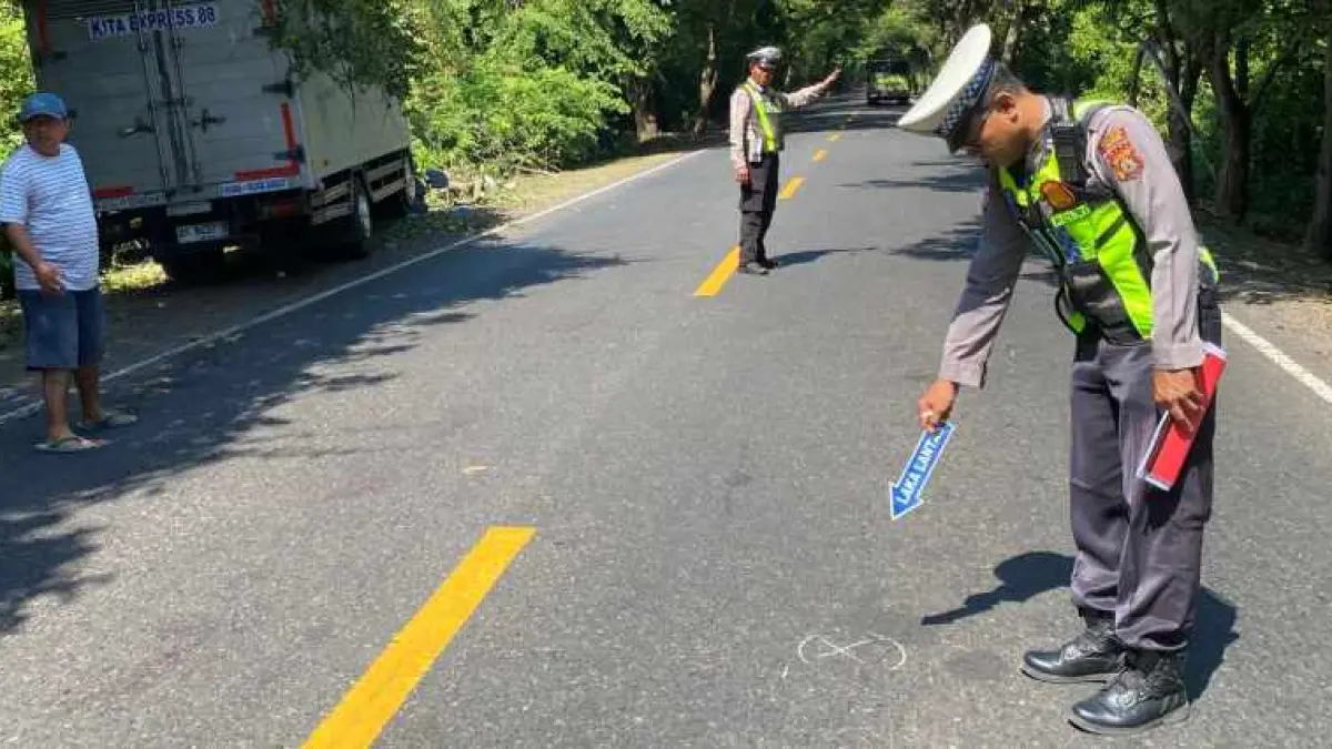 GELAR OLAH TKP: Polisi melakukan olah tempat kejadian perkara kecelakaan di Kilometer 123-124 Lingkungan Penginuman, Kelurahan Gilimanuk, Kecamatan&nbsp; Melaya.(Satlantas Jembrana)