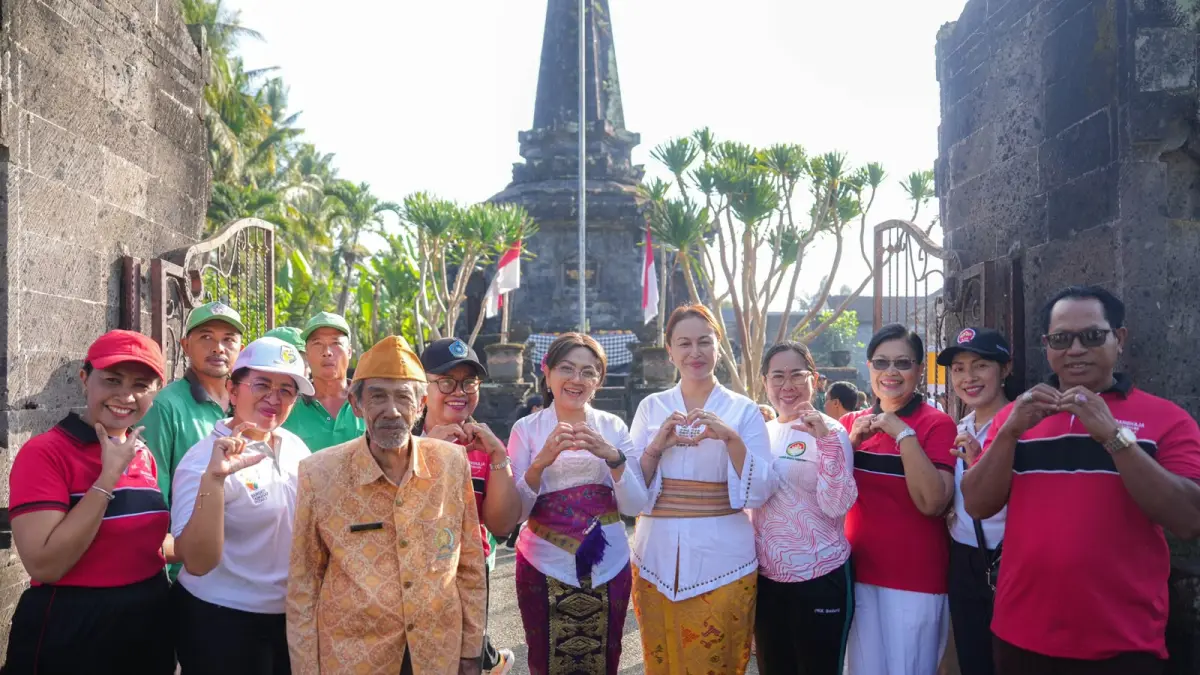 Ketua K3S Badung, Nyonya Rasniathi Adi Arnawa dan Ketua GOW Badung, Nyonya Yunita Alit Sucipta, menggelar aksi sosial dan lingkungan di Monumen Pahlawan Cakra Bioha Panca Bhakti, Blumbungan, Desa Sibang Kaja, Selasa (24/6).