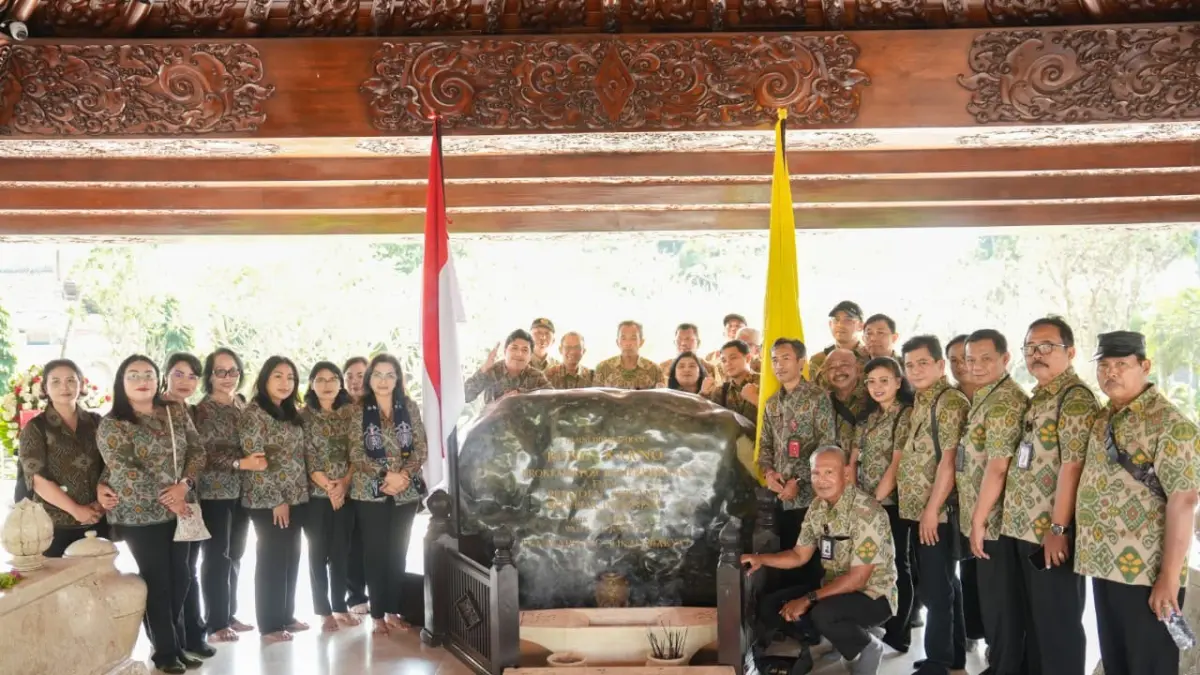 Ketua TP PKK Kabupaten Badung Ny. Rasniathi Adi Arnawa bersama Badan Kesbangpol Badung saat melaksanakan studi komparasi ke Blitar dan Surabaya, Senin (22/6).