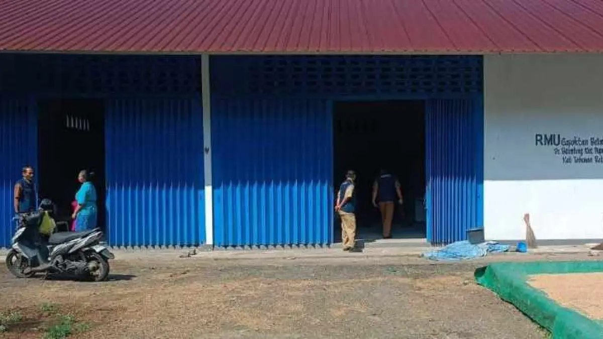KOSONG DAN BERUBAH FUNGSI : Dinas Ketahanan Pangan dan Perikanan Tabanan saat melakukan monitoring sejumlah bangunan lumbung pangan masyarakat bantuan dana alokasi khusus (DAK) pusat.&nbsp;(juliadi)