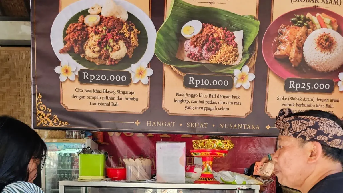 LARIS: Pengunjung saat membeli makanan/kuliner di arena Pesta Kesenian Bali (PKB) ke 48 tahun 2026 di kompleks Art Center Denpasar. (NI KADEK NOVI FEBRIANI/radarbali.id)
