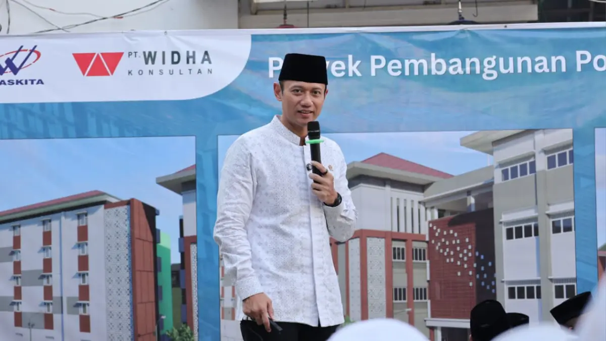 Menko AHY saat meninjau renovasi Ponpes Al-Khoziny di Sidoarjo. 