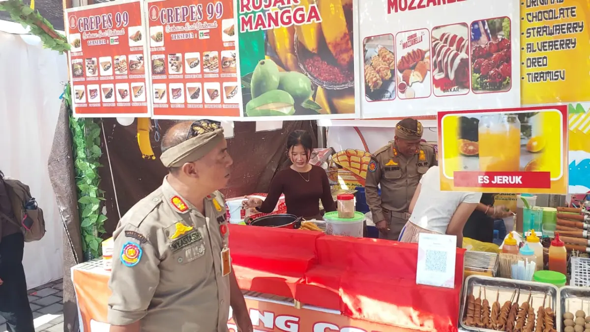 PAKAI PLASTIK: Tim gabungan sidak di Pasar Kedaton Pesta Kesenian Bali XLVIII,  Selasa (23/6/2026). (NI KADEK NOVI FEBRIANI/radarbali.id)