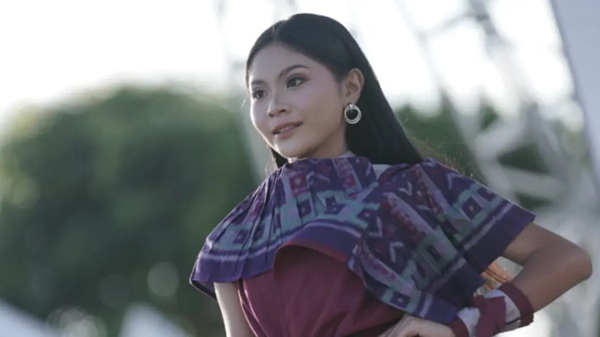 Peserta Karangasem Agung Fashion Show saat memarkan sejumlah pakaian kain tenun khas daerah pada ajang Karangasem Festival yang berlangsung Senin (22/6).