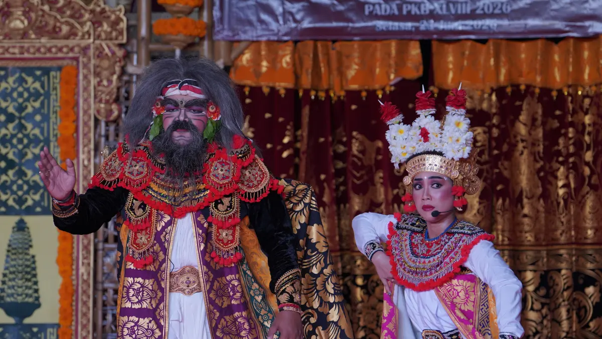 Sanggar Titi Bah, Banjar Teguan, Desa Punggul, Abiansemal, menghadirkan garapan Arja Klasik bertajuk “Kembar Buncing” di Kalangan Ayodya, Taman Budaya Provinsi Bali, Denpasar, Selasa (23/6/2026),