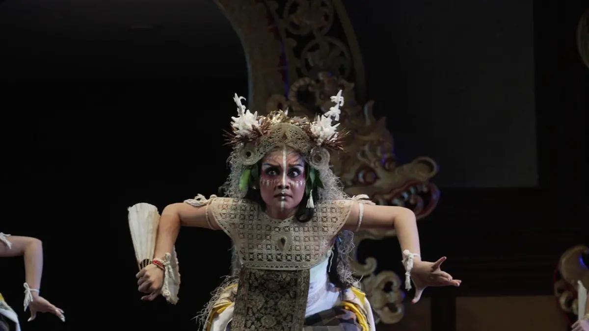 Rekasadana Semara Pagulingan Komunitas Seni Nyenit-Nyenir, Duta Kabupaten Badung, menampilkan Tari Legong Kreasi Wang Amuha dalam Pergelaran PKB XLVIII Tahun 2026 di Gedung Ksirarnawa, Taman Budaya Art Center Denpasar (25/6). (I Wayan Widyantara/Radar Bali)