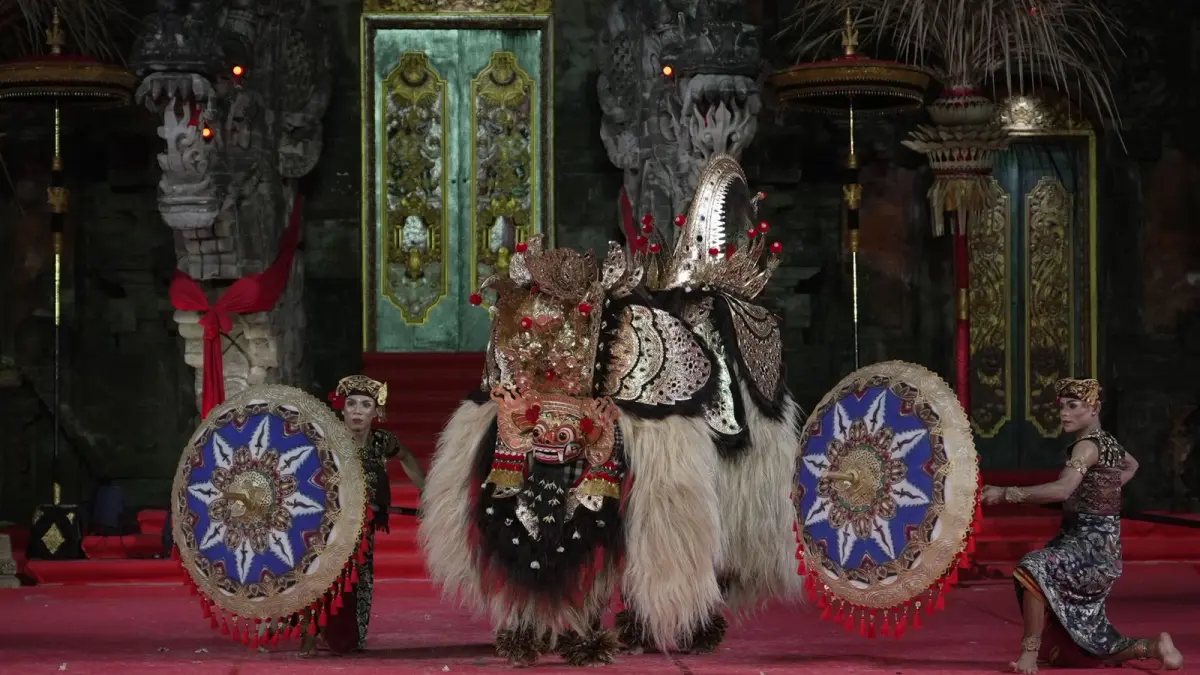 Duta Badung Sekaa Gong Satya Winangun Budaya dari Desa Tibubeneng, Kecamatan Kuta Utara saat tampil di Panggung Terbuka Ardha Candra, Taman Budaya Provinsi Bali, Art Center Denpasar, Kamis (25/6).