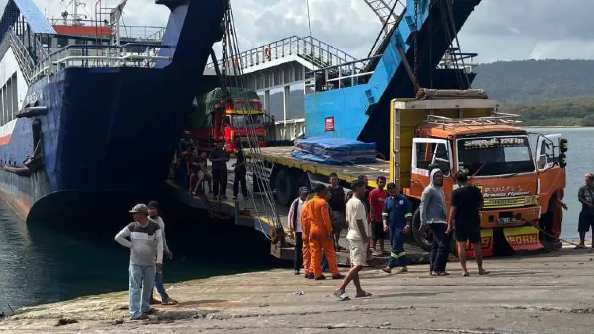 GEGARA REM : Tabrakan dua truk tabrakan beruntun saat sedang mengantre masuk kapal di rampdoor Dermaga LCM Pelabuhan Gilimanuk. (foto: Satlantas Gilimanuk)
