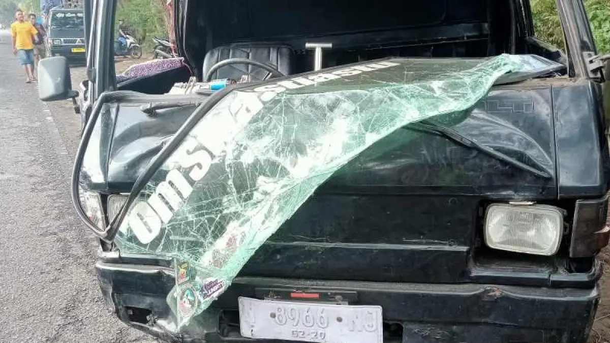 KARENA MENDADAK : Kondisi pikap seusai kecelakaan . (ist)
