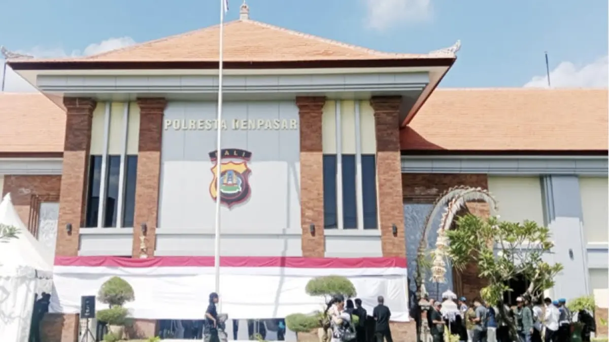 TEMPAT KERJA KPK: Beberapa waktu lalu suasana di Polresta Denpasar tampak ramai.