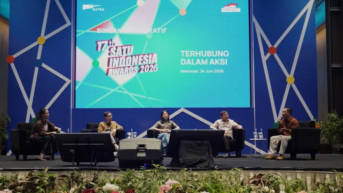 Juri 17th SATU Indonesia Awards 2026 sekaligus Rektor Universitas YARSI dan Guru Besar Pascasarjana Universitas Negeri Jakarta Prof. Fasli Jalal (kedua kanan), Juri 17th SATU Indonesia Awards 2026 sekaligus Founder Young On Top Billy Boen (kedua kiri), Head of Corporate Communications Astra Windy Riswantyo (tengah), serta Penerima Apresiasi SATU Indonesia Awards 2017 sekaligus Penggerak Desa Sejahtera Astra Kanreapia, Kabupaten Gowa, Sulawesi Selatan, Jamaluddin (kanan) pada Roadshow 17th SATU Indonesia Awards 2026 di Makassar, pada Rabu (24/6/2026).