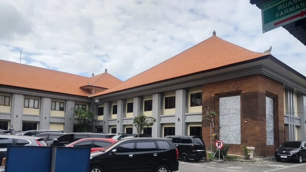 CARI AKAR KONGKALIKONG: Pemeriksaan maraton di Mapolresta Denpasar mengarah pada dugaan korupsi pengurusan izin tinggal warga asing di lingkungan Kementerian Imipas periode 2022–2026, berlangsung di Mapolresta Denpasar, Kamis (25/6/2026). (ANDRE SULLA/radarbali.id)