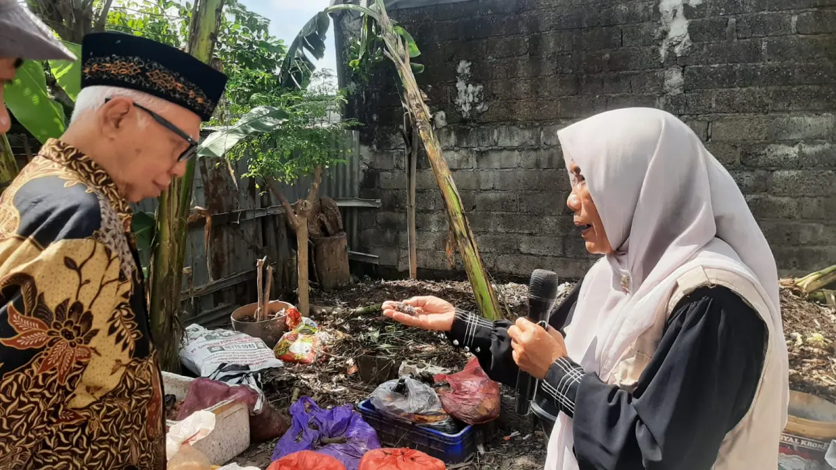 Pemilik Rumah IMUT (Integrasi Maggot untuk Unggas dan Tanaman) Ana Rohanah Salamah saat menjelaskan kompos sisa Maggot untuk jadi kompos kepada Ketua Majelis Ulama Indonesia (MUI) Provinsi Bali, KH. Mahrusun Hadiyono, di tempat pengembangannya Dusun Kepaon Denpasar Selatan, Sabtu 27 Juni 2026. (M.RIDWAN/radarbali.id)