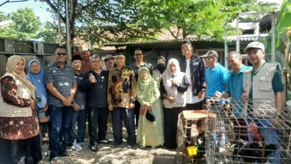Pemilik Rumah IMUT Ana Rohanah bersama Ketua MUI Bali KH. Mahrusun Hadiyono dan istri, Kepala Desa Pemogan I Made Suwirya (tiga dari kiri) beserta undangan lain foto bersama usai mendengar pemaparan dan peninjauan, Sabtu 27 Juni 2026. (M. RIDWAN/radarbali.id) 