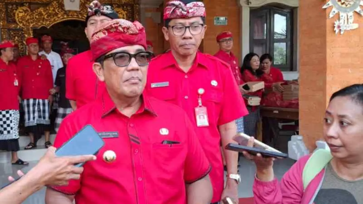 MENGAKU SUDAH SIAP : Ketua DPC PDIP Tabanan I Komang Gede Sanjaya.(Juliadi/Radar Bali)