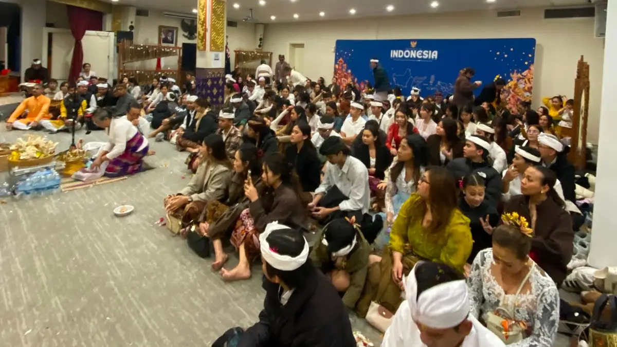 PANCA SEMBAH: Suasana persembahyangan Kuningan di KJRI Melbourne – Australia, Sabtu (27/6/2026). (Foto: I Made Rudy for Radar Bali)