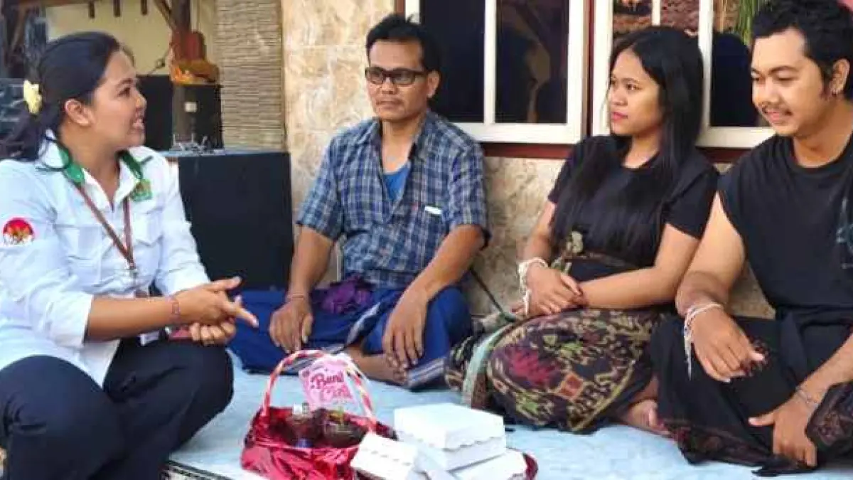 PEMBERIAN SECARA SIMBOLIS : Penyerahan bibit tanaman simbolis inovasi Benih Cinta kepada pasangan pengantin baru di Desa Adat Pancingan, Desa Kusamba, Dawan, Klungkung.(Kemenag Klungkung)