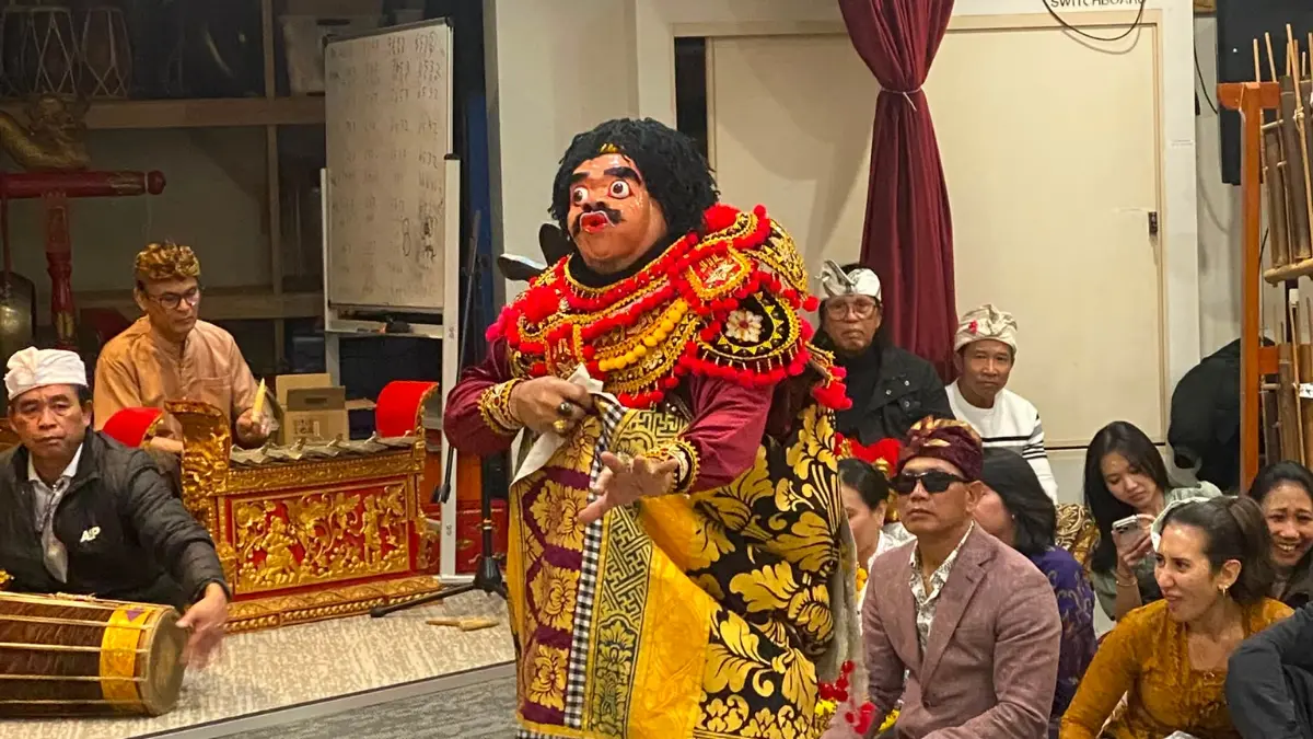 Tari Topeng, salah satu hiburan usai persembahyangan Kuningan di KJRI Melbourne, Sabtu (27/6/2026). (Foto: I Made Rudy for Radar Bali).