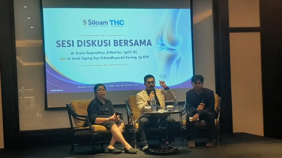 dr. Erwin Saspraditya, BMed, Sci, Sp.OT (K), Dokter Spesialis Ortopedi Siloam Hospitals Bali (tengah) saat mengenalkan dan memaparkan Teknologi CORI Robotic Surgical System dan tingkat keberhasilannya pada pihak di Trans Resort Seminyak, Minggu 28 Juni 2026.