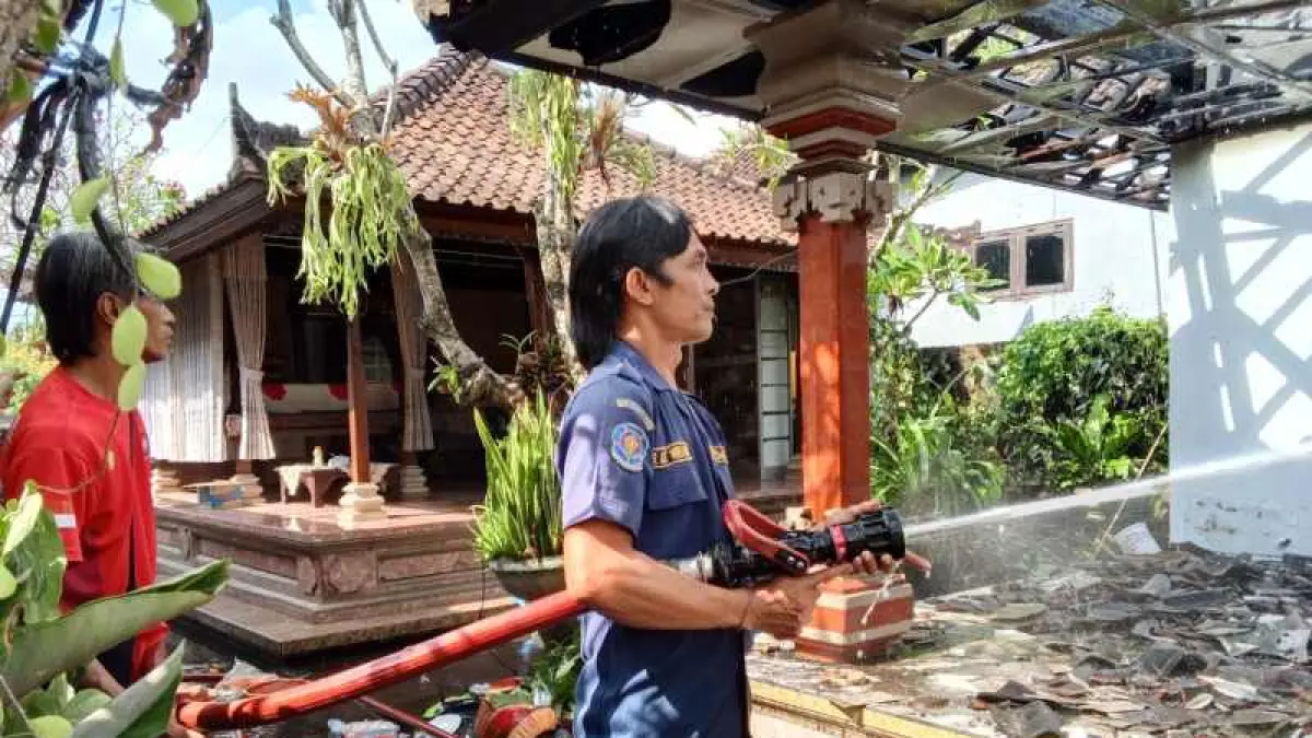 DILALAP API : Kondisi rumah milik I Ketut Mustada warga Desa Sudimara, Tabanan yang terbakar saat Hari Raya Kuningan. (ist)
