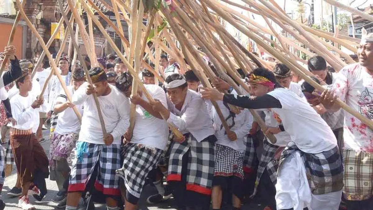 KHAS KUNINGAN : Mekotek di Desa Adat Munggu, Kecamatan Mengwi, Badung. (adrian suwanto)
