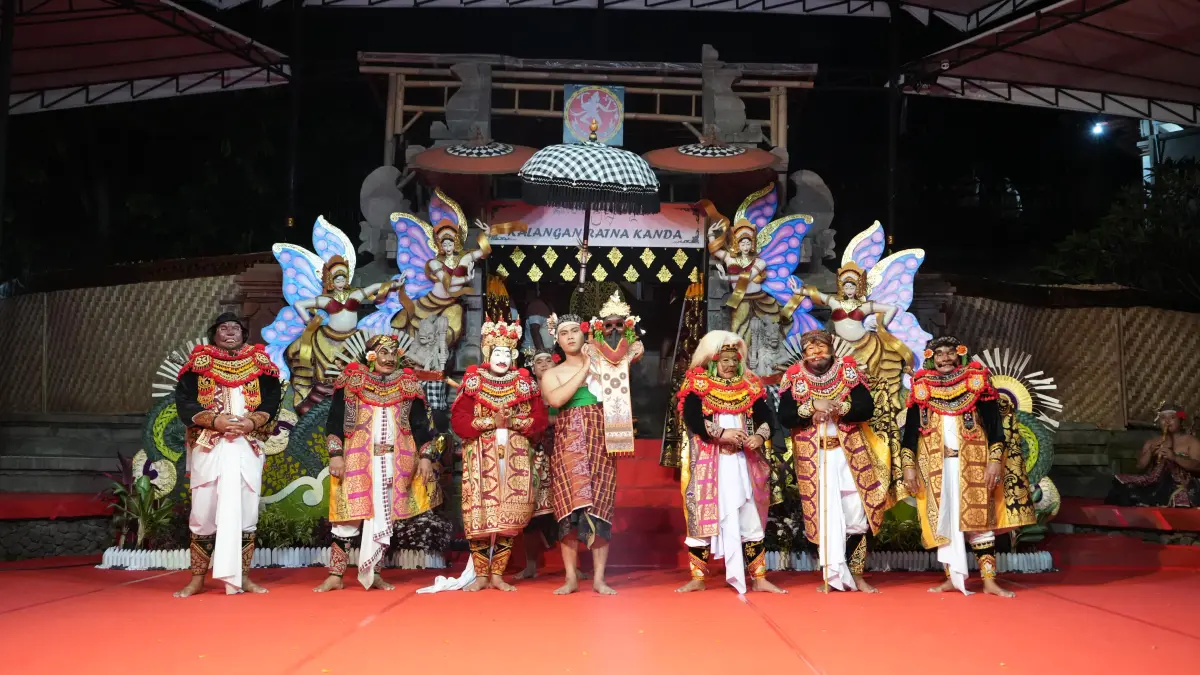 Pementasan Topeng Suluh oleh Sanggar Seni Waduk, Banjar Umakepuh, Desa Buduk, Kecamatan Mengwi sebagai duta Badung di Kalangan Ratna Kanda, Jumat (26/6/2026).