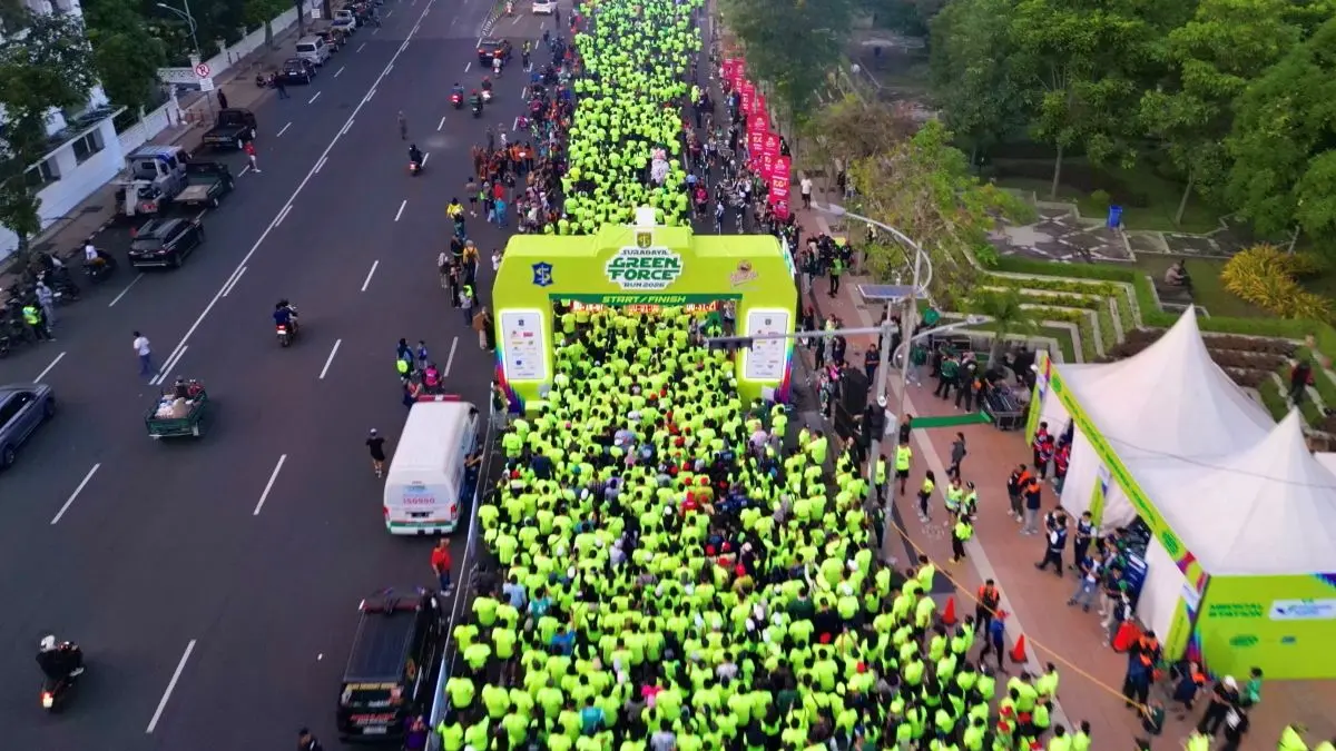 SPORT TOURISM: Ribuan pererta memadati trek Surabaya Green Force Run (GFR). (DBL INDONESIA for radarbali.id)