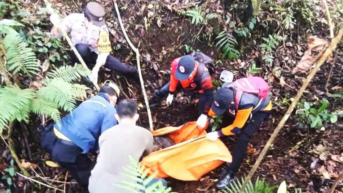 BADANNYA BONGSOR: Petugas gabungan dari polisi, BPBD dan warga saat melaksanakan proses&nbsp;evakuasi mayat Mr X di hutan&nbsp;Banjar Dinas Gunung Sari Uma kayu Desa Jatiuwih, Penebel Tabanan.&nbsp;(foto:istimewa)