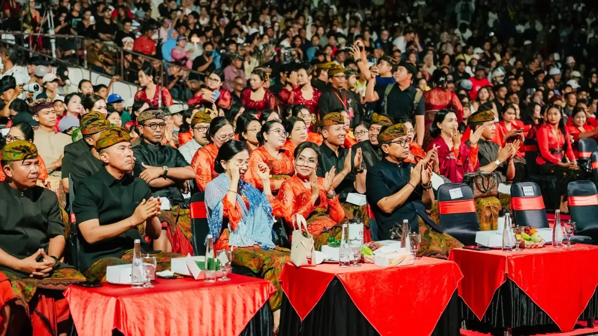 Bupati Adi Arnawa saat menyaksikan langsung penampilan Utsawa (Parade) Gong Kebyar Wanita Duta Kabupaten Badung dalam ajang PKB XLVIII Tahun 2026 di Panggung Terbuka Ardha Candra, Taman Budaya Provinsi Bali, Denpasar, Minggu (28/6).