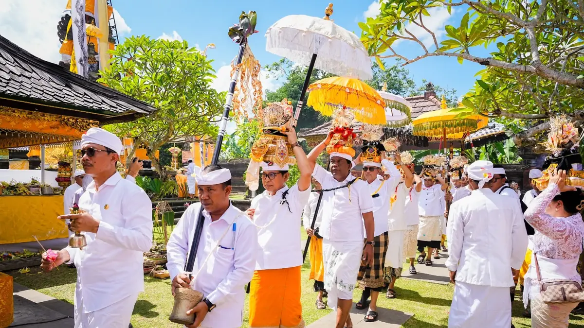 Bupati Wayan Adi Arnawa melaksanakan persembahyangan bersama dalam rangkaian Karya Nyatur Rebah di Pura Lingga Bhuwana dan Pura Beji, Puspem Badung, Senin (29/6).