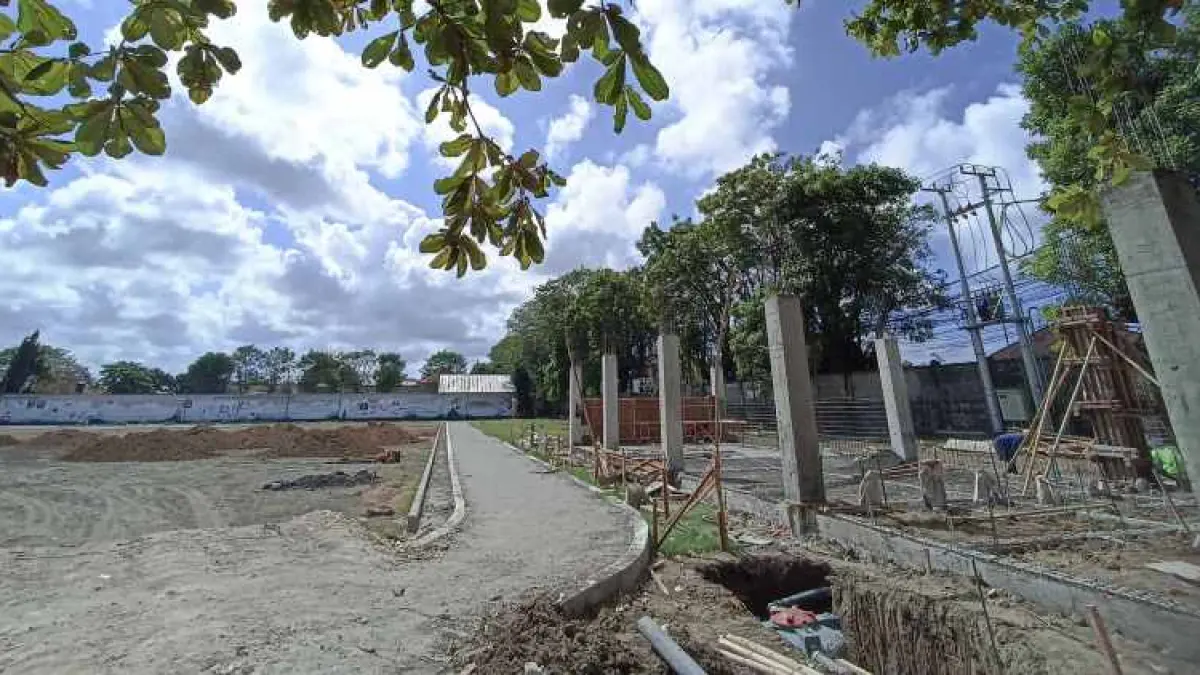 DIPERCANTIK DAN LEBIH LAYAK : Lapangan Arga Coka yang sedang dikerjakan oleh sejumlah pekerja. (Adrian suwanto/radar bali)