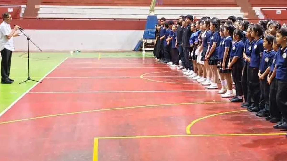 DUTA KARANGASEM : Kepala Disdikpora Karangasem, I Gusti Bagus Budiadnyana melepas tiga duta marching band Kabupaten Karangasem di GOR Gunung Agung Amlapura. (Zulfika Rahman)&nbsp;
